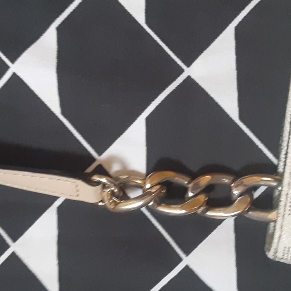 Michael KORS VANILLA HAMILTON CROSSBODY - Picture 8 of 17